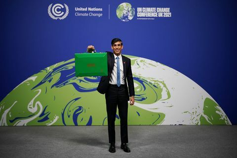 glasgow, Skottland 3. november finansminister Rishi Sunak ankommer cop26 med sin grønne budsjettboks hvor han skal lede finansdag og hold en hovedtale til cop26-delegater på secc 3. november 2021 i Glasgow, Skottland, rishi sunak vil legge frem planer for å oppmuntre uk industri til å jobbe mot landets 2050 netto null mål, foto av christopher furlonggetty Bilder