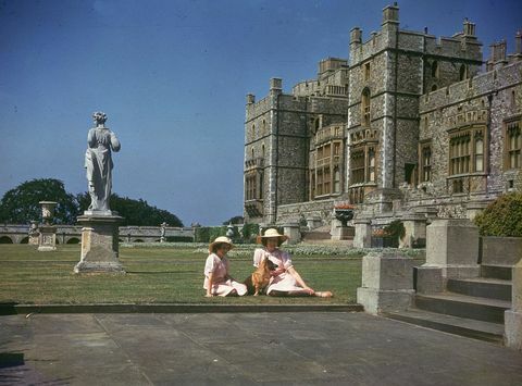 8. juli 1941 prinsesser elizabeth right og margaret rose 1930 2002 soler seg utenfor Windsor castle, berkshire foto av lisa sheridanstudio lisagetty images