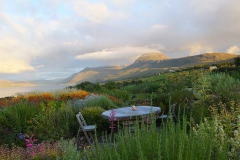 Hundrevis av Skottlands vakre private hager er nå åpne for publikum