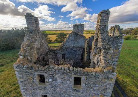 Historisk skotsk slott, Knockhall slott, til salgs £ 130.000