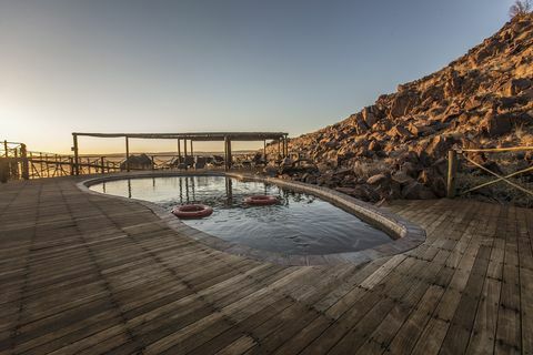 svømmehall med tredekk på sossus dune lodge i namibia