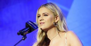 nashville, Tennessee 10. juni, sangerinne Kelsea Ballerini opptrer under cma fest 2022 på cma close up scene i musikk sentrum den 10. juni 2022 i Nashville, Tennessee foto av terry wyattgetty images