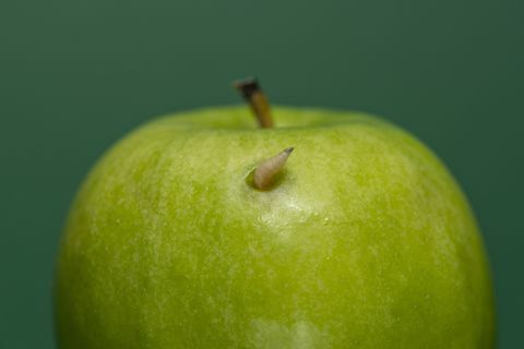 Maggot pirker ut av et grønt eple