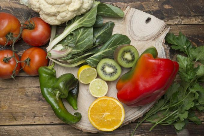 diverse frukt og grønnsaker med vitamin c på tre