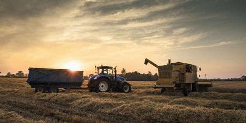 Traktor i solnedgangen under innhøsting.