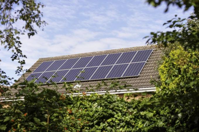 engelsk forstadshus med solcellepaneler på taket