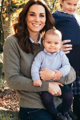 Prins Louis holder Kate Middletons hånd i Royal Family Christmas Card