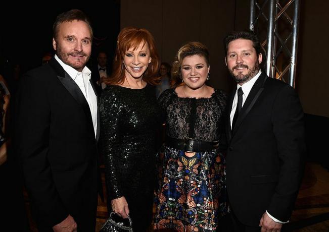 phoenix, az mars 28 l r tv-produsent narvel blackstock, sangere reba mcentire, kelly clarkson og brandon blackstock deltar på muhammad alis kjendiskamp natt xxi på jw marriott phoenix desert ridge resort spa 28. mars 2015 i phoenix, arizona bilde av michael bucknergetty bilder for kjendiskamp natt