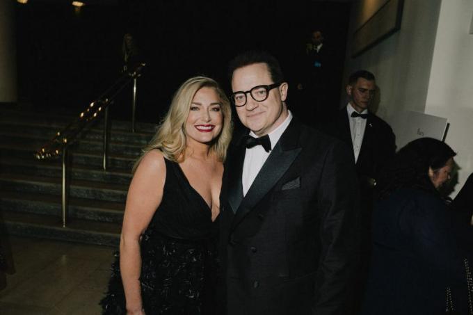 london, england 19. februar redaksjonsnotat bildet ble endret med digitale filtre Brendan Fraser og Jeanne Moore delta på ee bafta filmpriser 2023 i Royal Festival Hall 19. februar 2023 i london, england foto av rowben lantionbafta via getty Bilder