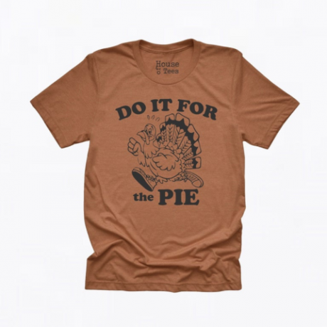 en brun t-skjorte som har kalkun i joggesko og den sier "gjør det for paien" i retro-bokstaver