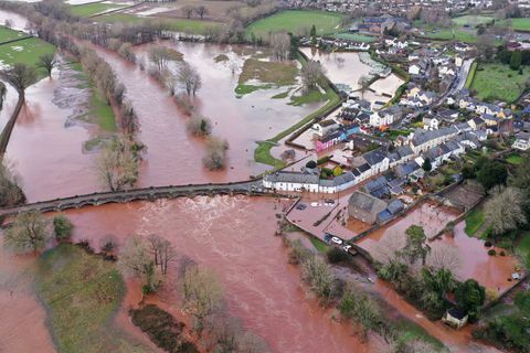 Storm Dennis ankommer Storbritannia