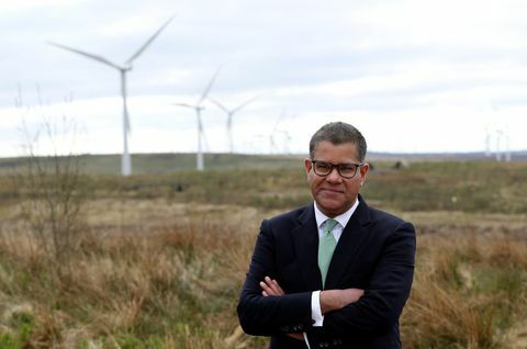 Storbritannias forretningssekretær og Cop26-president Alok Sharma spiller inn en tale på Whitelee vindkraftverk utenfor Glasgow for å markere seks måneder til gå til FNs klimakonferanse 14. mai 2021 bilde av russell cheyne pool afp bilde av russell cheynepoolafp via getty Bilder