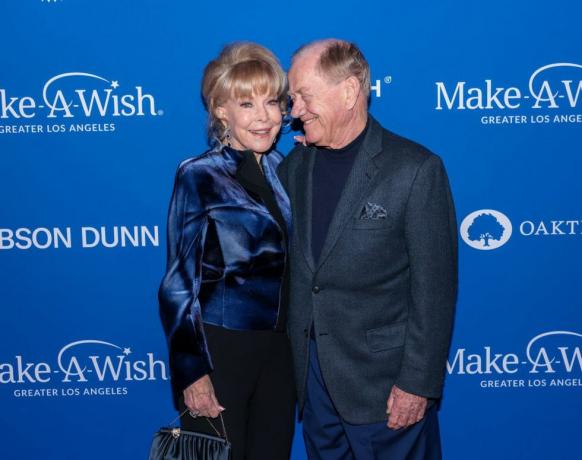 hollywood, california 19. november l r barbara eden og jon eicholtz deltar gi et ønske større las ønskegalla 2022 presentert av gibson dunn på paramount studios 19. november 2022 i hollywood, california, foto av tiffany rosegetty bilder for å gjøre et ønske større la