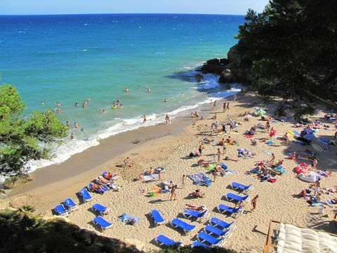 En strand i Costa Dorada-regionen