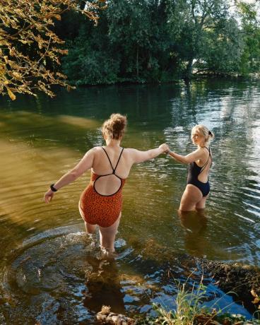 Storbritannia, buckinghamshire, hurley, kvinner vill svømme i Themsen