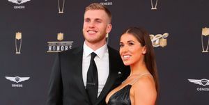 miami, fl februar 01 los angeles rams wide receiver cooper kupp og hans kone anna croskrey poserer før nfl æresbevisninger 1. februar 2020 på adrienne arsht-senteret i Miami, fl foto av rich graessleppiicon sportswire via getty Bilder