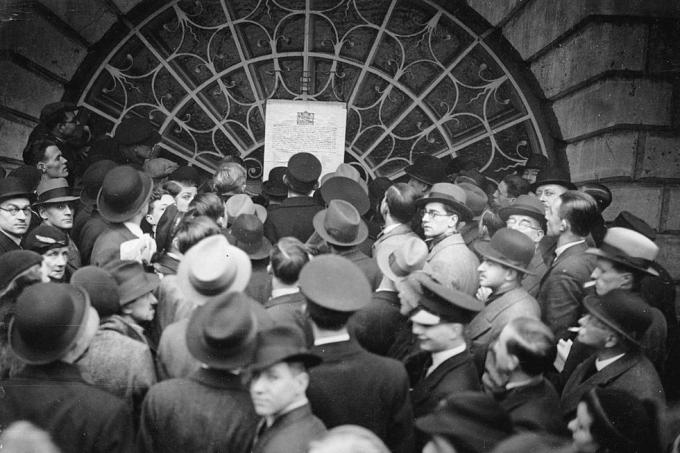 uspesifisert rundt 1936 engelske borgere leste kunngjøringen om kroningen av kong Edward Viii, fotografi, 22. januar, 1936 foto av imagnogetty images englische brger lesen die ankndigung der thronbesteigung knig edward viii, photographie, 22, 1, 1936