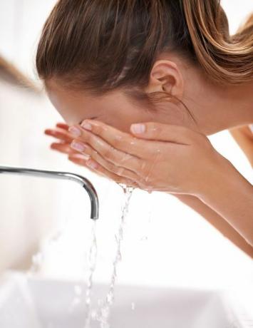 Kvinne vaske ansiktet