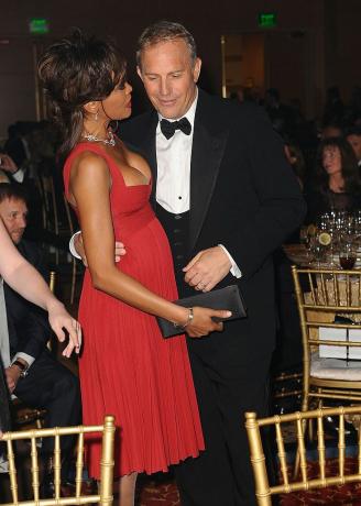 scottsdale, az april 05 sanger Whitney Houston og skuespiller kevin costner på muhammad alis kjendis fight night xiv på jw marriott desert ridge resort spa 5. april 2008 i scottsdale, arizona bilde av michael caulfieldwireimage