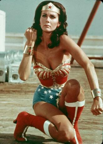 Lynda Carter i aksjon som Wonder Woman i 1977.