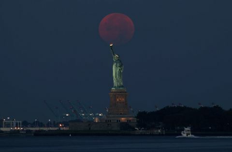 Fullmåne setter bak Frihetsgudinnen i New York City
