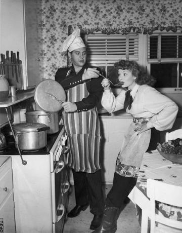 Lucy smaker på en skje med en tallerken tilberedt av Desi, ca 1945.