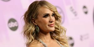 carrie underwood med rosa bakgrunn