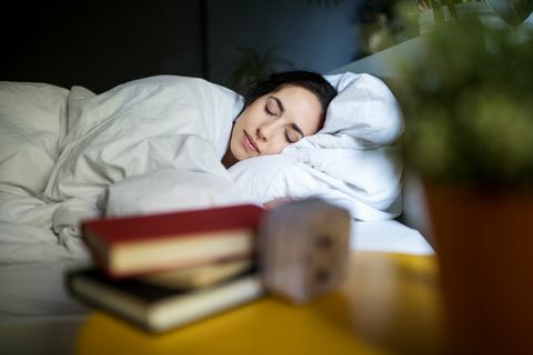Ung kvinne som sover fredelig