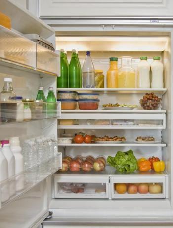 kjøleskap fylt med frukt og grønnsaker