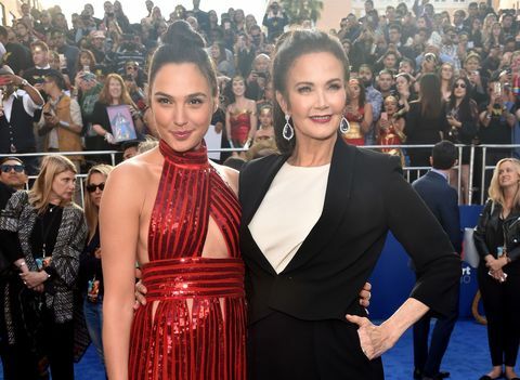 Gal Gadot og Lynda Carter poserer på den røde løperen for Wonder Woman-premieren.