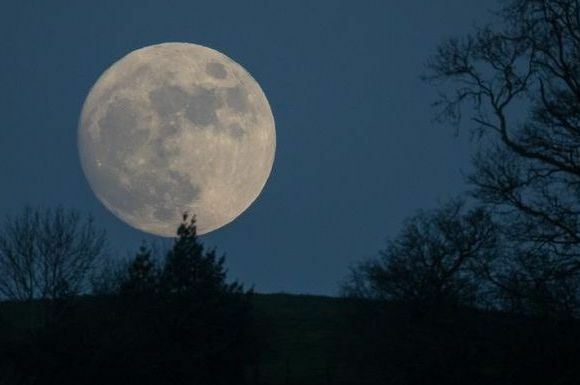 ulvemånen stiger over glastonbury i forkant av kontorets advarsler om alvorlig vær