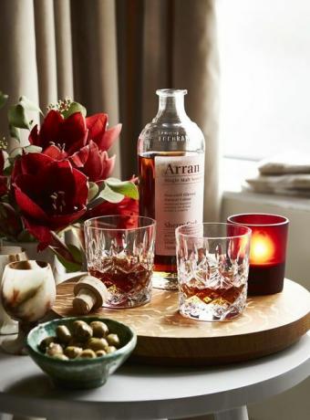 sesongmessige vinterfeiring dekorasjon whisky gin tumbler et snev av glass