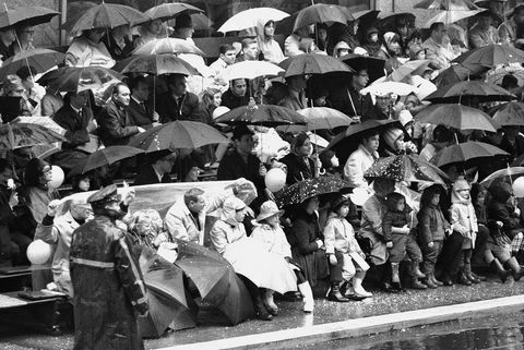 regnværsdag på takkefesten i 1967, folkemengder med paraplyer