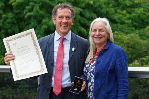 tv-gartner monty don og kona sarah poserer med sin rhs victoria æresmedalje han mottok for eksepsjonelle tjenester til hagebruk under pressedagen rhs chelsea blomsterutstilling 2022, mandag 23. mai 2022 rhs luke macgregor