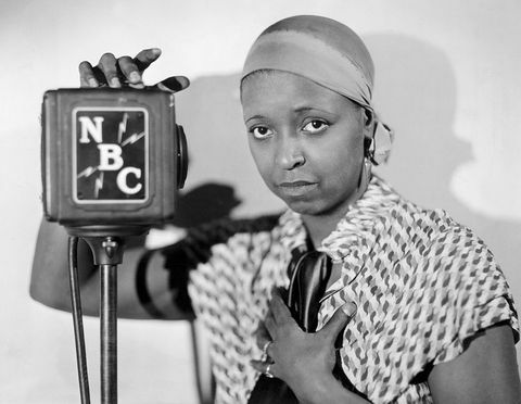 original bildetekst ethel waters som radiounderholder på 1920-tallet hun står ved siden av nbc mikrofon udatert fotografi