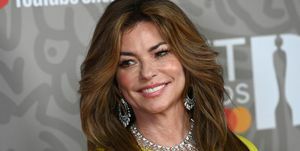 shania twain i gul kjole og diamantkjede