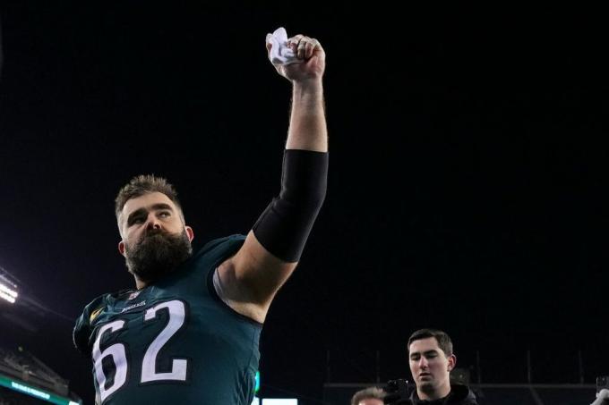 philadelphia, pa 21. januar jason kelce 62 av philadelphia eagles reagerer mot new york-gigantene under nfc divisjonssluttspill på Lincoln Financial Field 21. januar 2023 i Philadelphia, Pennsylvania, bilde av mitchell leffgetty bilder