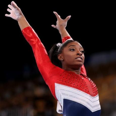 tokyo, japan 27 juli simone biles av team usa konkurrerer i hvelv under kvinnenes lagfinale på dag fire i Tokyo 2020 olympiske leker på Ariake Gymnastics Center 27. juli 2021 i Tokyo, Japan foto av Laurence Griffithsgetty Bilder