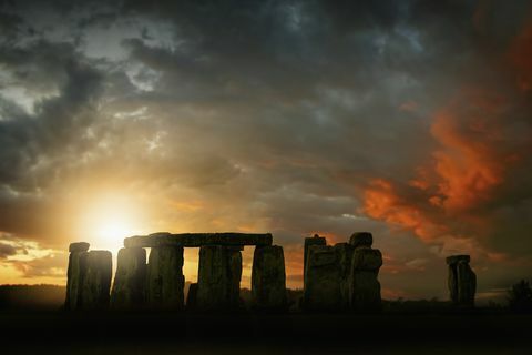Solen stiger over Stonehenge, Wiltshire, Storbritannia