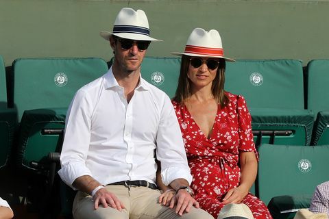Pippa Middleton var innbegrepet av kul i rød og hvit Ralph Lauren kjole