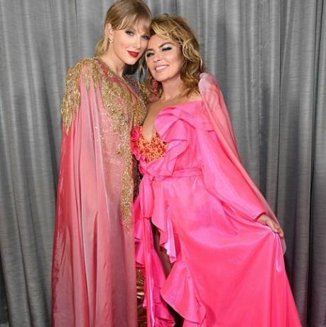 los angeles, california 24. november l r taylor swift og shania twain deltar på 2019 American Music Awards kl. microsoft theater 24. november 2019 i los angeles, california foto av kevin mazurama2019getty images for dcp