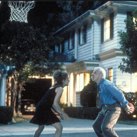 scenen i far til bruden når Annie Kimberly Williams spiller basketball mot faren sin spilt av Steve Martin