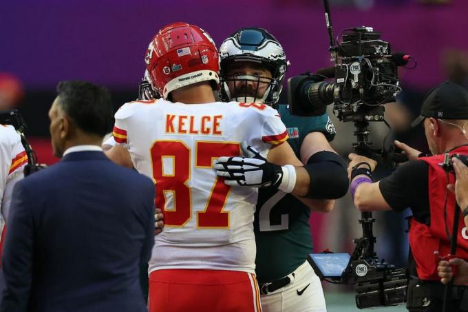 glendale, arizona 12. februar travis kelce 87 av kansas city chiefs klemmer jason kelce 62 fra philadelphia eagles before super bowl lvii på State Farm stadion 12. februar 2023 i Glendale, Arizona bilde av ezra shawgetty Bilder