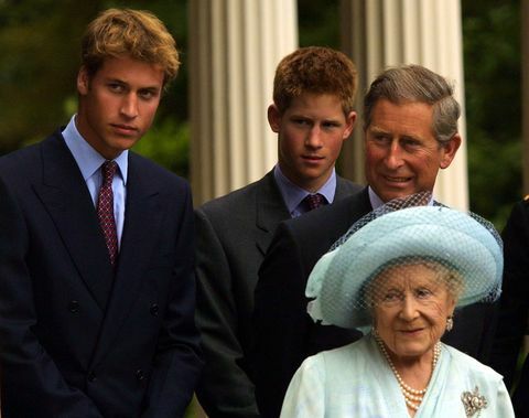 Prins William, prins Harry og prins Charles med dronningsmoren under feiringer i 2001.