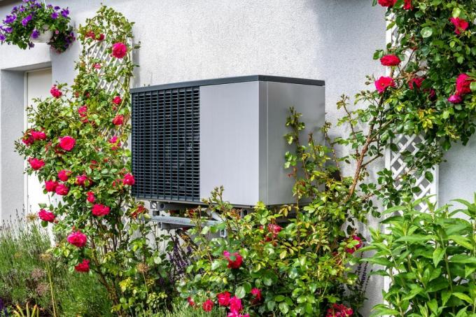 utedel av et varmepumpevarmesystem omgitt av blomster