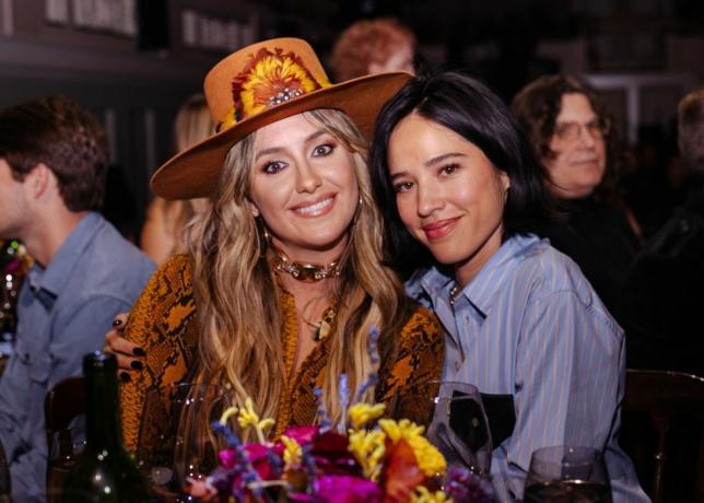 Nashville, Tennessee 14. oktober i dette bildet utgitt 14. oktober 2022, lainey wilson og kelsey asbille deltar på 2022 cmt Årets artister på schermerhorn symfonisenter 12. oktober 2022 i Nashville, Tennessee, foto av catherine powellgetty images for cmt