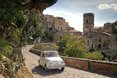 Hvit bilkjøring gjennom Toscana - landsbyveier