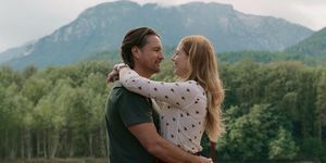 virgin river l til r martin henderson som jack sheridan, alexandra breckenridge som mel monroe i episode 404 av virgin river cr med tillatelse fra netflix © 2022