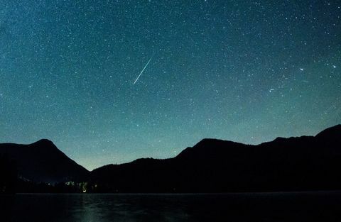 12. august 2018, Tyskland, somiedl et stjerneskudd dukker opp ved siden av melkeveien på himmelen over walchensee hvert år i august tallrike stjerneskudd kan sees i stjerneskudd dusjer av perseids foto matthias balkdpa foto av matthias balkpicture alliance via getty Bilder