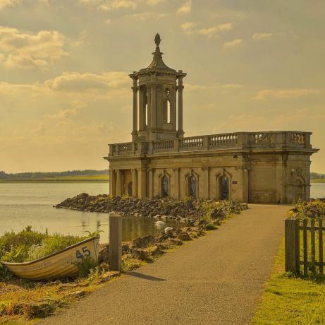 Normanton er en landsby i fylket Rutland, Storbritannia St. Matthews Church, bygget i klassisk stil mellom 1826 og 1911, ligger på den østlige bredden av Rutland Water